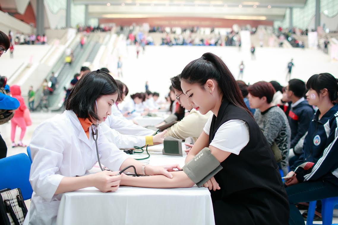 HH biển Nguyễn Thị Loan hạnh phúc khi được hiến máu cứu người